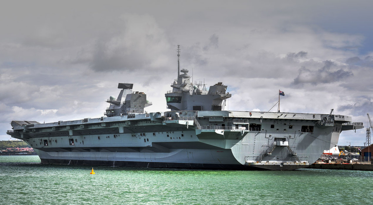 HMS Queen Elizabeth được đặt tên theo tên của Nữ hoàng Elizabeth I với chi phí đóng mới vào mức 3.1 tỷ bảng Anh và chỉ vừa mới được hạ thủy năm 2014, đã thực hiện xong quá trình huấn luyện trên biển với trang bị từ 24 đến 36 tiêm kích tàng hình F-35B của Mỹ cùng 14 trực thăng. Ảnh: Tàu sân bay HMS Queen Elizabeth của Hải quân Anh neo đậu tại cảng.
