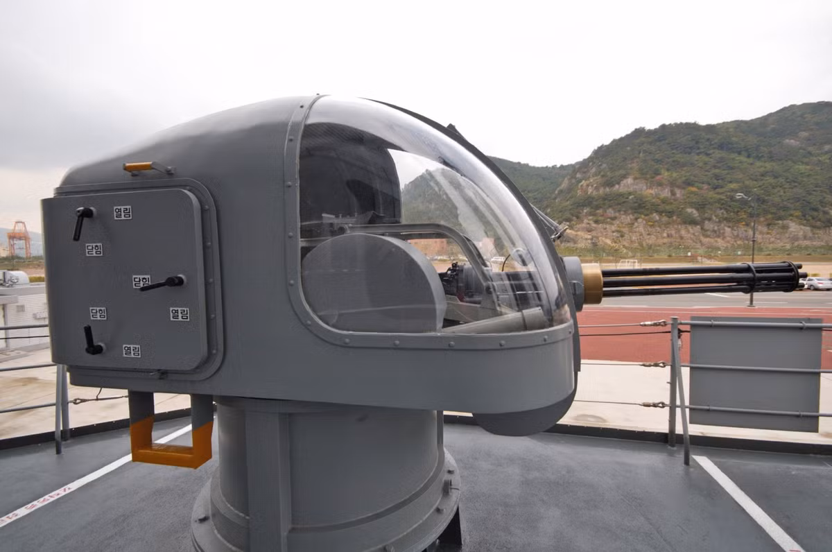 Sea Vulcan là phiên bản pháo hải quân được Hàn Quốc phát triển dựa trên pháo phòng không tầm thấp M163 (VADS) của Mỹ để gắn lên các tàu chiến với một chút sửa đổi để phù hợp với môi trường tác chiến trên biển. Ảnh: Cận cảnh tháp pháo Sea Vulcan của Hàn Quốc.
