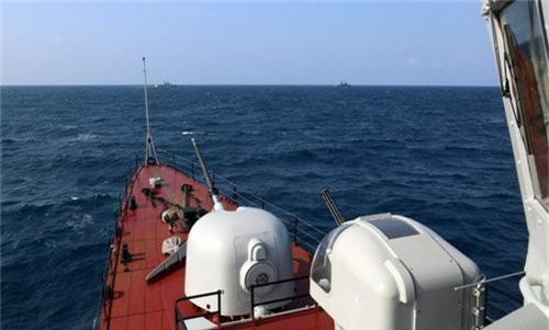 Pháo Gatling 6 nòng Sea Vulcan này cũng là khẩu pháo độc nhất vô nhị, chỉ duy nhất tàu 18 sở hữu trong biên chế hải quân Việt Nam. Ảnh: Cận cảnh pháo Otto Melara 76mm và pháo Sea Vulcan 20mm của tàu 18.