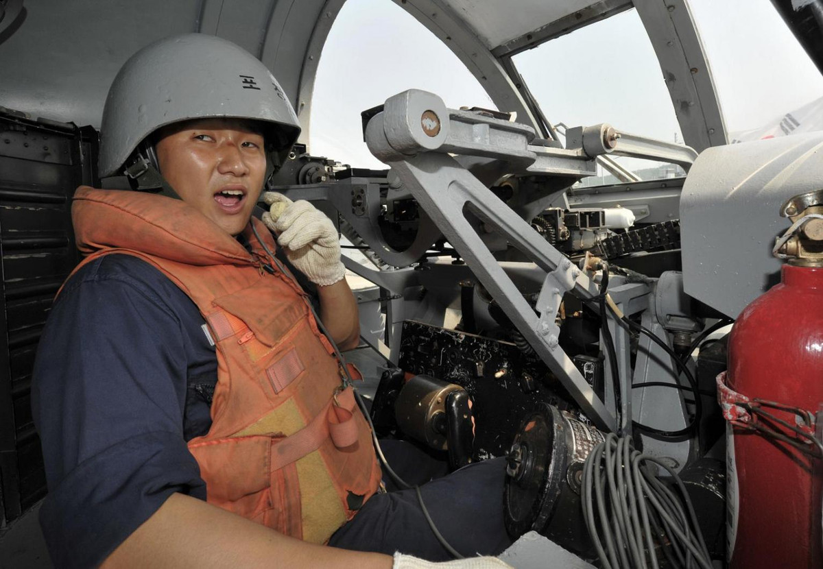 Mặc dù có tốc độ bắn nhanh và mật độ hỏa lực lớn tuy nhiên do hạn chế về tầm bắn cũng như phải vận hành thủ công nên hải quân Hàn Quốc đã không còn sử dụng Sea Vulcan trên các tàu chiến mới nữa. Ảnh: Một binh sĩ điều khiển pháo Sea Vulcan liên lạc với chỉ huy