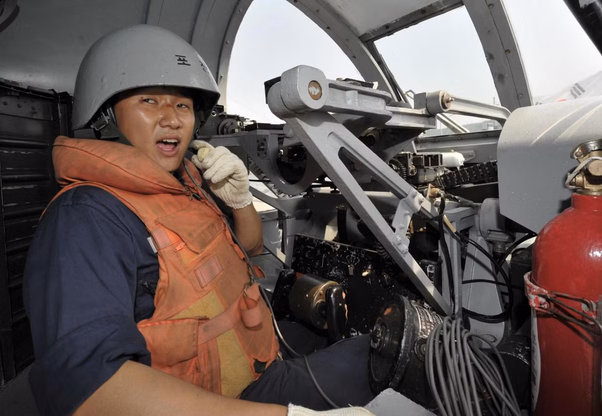 Mặc dù có tốc độ bắn nhanh và mật độ hỏa lực lớn tuy nhiên do hạn chế về tầm bắn cũng như phải vận hành thủ công nên hải quân Hàn Quốc đã không còn sử dụng Sea Vulcan trên các tàu chiến mới nữa. Ảnh: Một binh sĩ điều khiển pháo Sea Vulcan liên lạc với chỉ huy