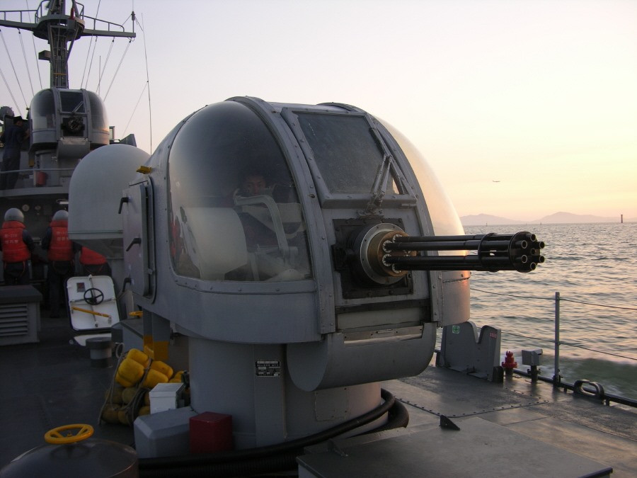 Tuy nhiên Sea Vulcan không có radar điều khiển hỏa lực mà phải ngắm bằng mắt thường và xạ thủ phải tác xạ súng theo cách thủ công được tích hợp cò điện. Tháp pháo cũng không có khả năng chống đạn mà chỉ có thể che mưa và bảo vệ thiết bị điện tử bên trong trước nước và gió biển.