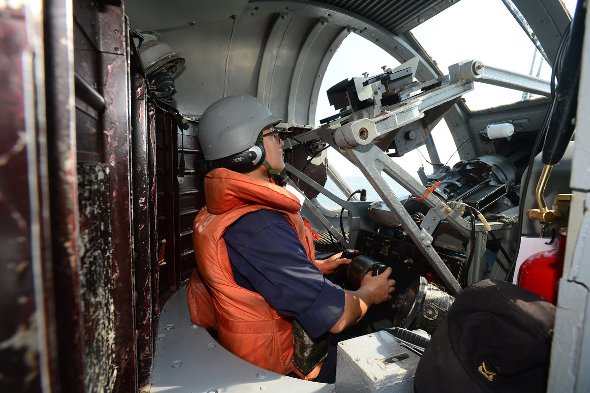 Pháo Sea Vulcan sử dụng một pháo 6 nòng xoay M-61 Vulcan do Mỹ chế tạo sử dụng cỡ đạn 20mm, việc sử dụng cơ cấu nòng xoay cũng giúp pháo có tốc độ bắn rất cao lên đến 6000 phát/phút, sơ tốc đầu đạn đạt 1050m/s. Ảnh: Binh sĩ ngắm bắn pháo Sea Vulcan.