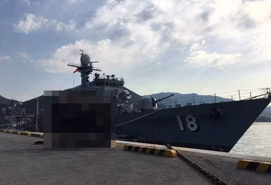 Có một điều đặc biệt là khác với tàu 20 cũng được Hàn Quốc chuyển giao cho hải quân ta không lâu sau đó được giữ lại vũ khí như nguyên gốc, thì tàu 18 đã bị tháo gỡ 1 pháo hạm Otto Melara 76mm ở đuôi tàu và thay thế pháo hạm Nobong 40mm ở phía trước carbin tàu bằng pháo Gatling 6 nòng Sea Vulcan 20mm do Hàn Quốc chế tạo. Ảnh: Cận cảnh mũi tàu 18 với pháo hạm Otto Melara 76mm và pháo Sea Vulcan 20mm.