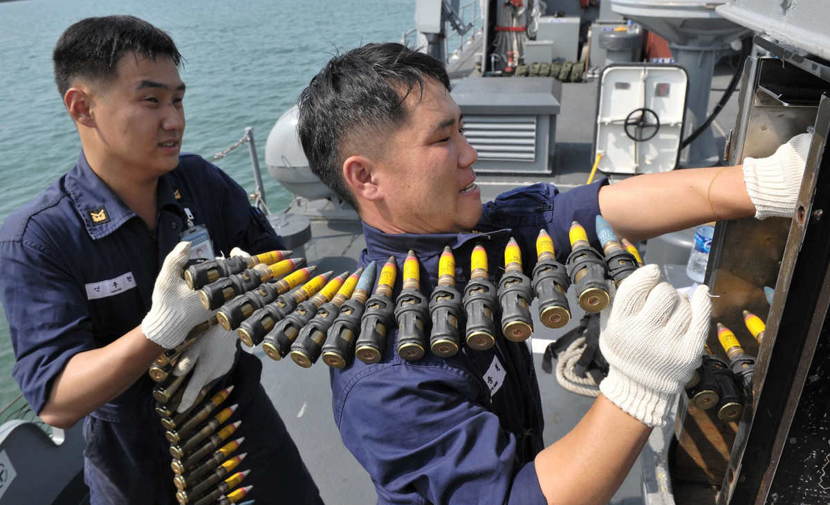 Ảnh: Binh sĩ Hàn Quốc nạp dây đạn 20mm cho pháo Sea Vulcan.