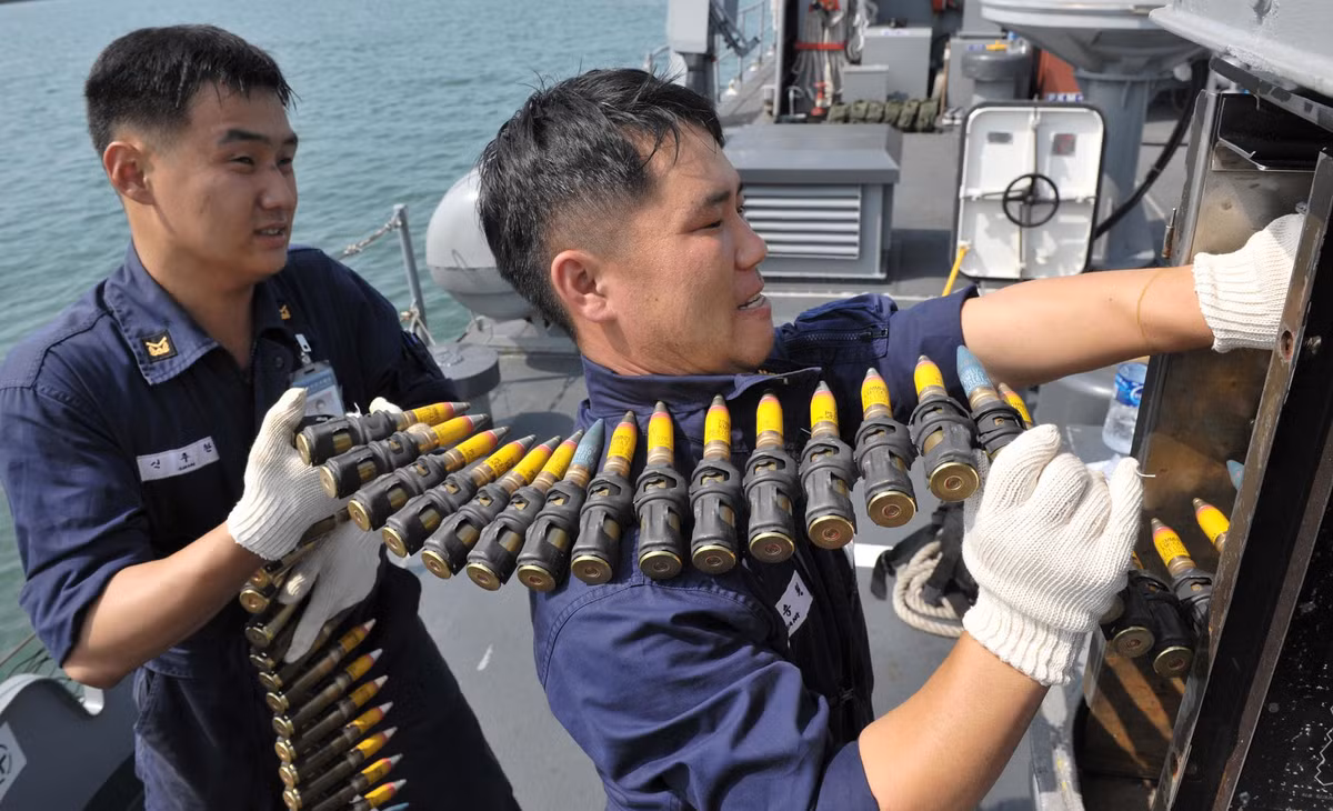 Ảnh: Binh sĩ Hàn Quốc nạp dây đạn 20mm cho pháo Sea Vulcan.