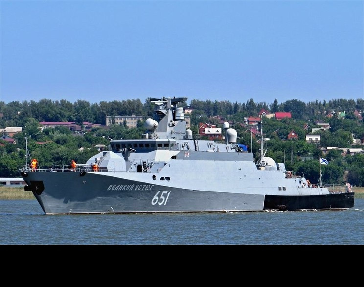 Những động cơ Trung Quốc này hoạt động một cách thực sự thiết tin cậy và nhiều tai tiếng. Vào năm 2017, khi đang trong quá trình thử nghiệm, chiếc Vyshniy Volochyok thuộc lớp Buyan-M sử dụng động cơ Trung Quốc đã gặp sự cố khiến nó bị chậm trễ trong quá trình bàn giao. Cuối tháng 8/2018, động cơ tương tự do Trung Quốc chế tạo được sử dụng trên tàu Tuần duyên Nga thuộc đề án 22460 cũng đã hỏng. Hai động cơ khác cùng loại cũng đã trục trặc trên tàu do nhà máy Almaz đóng. Ảnh: Tàu hộ tống Buyan-M của Nga.