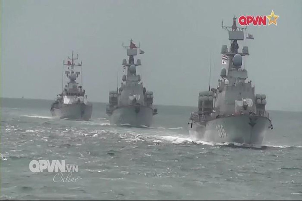 Có thể thấy rằng, các nhà khoa học của Viện Kỹ thuật Hải quân đã nghiên cứu áp dụng công nghệ thông tin, công nghệ tự động hóa,.. để thiết kế, xây dựng hệ thống chỉ thị mục tiêu từ biên ngoài trang bị, lắp đặt trên tàu cảnh giới/trinh sát cơ động trên biển. Nó đã được lắp đặt, thử nghiệm thành công và bàn giao cho các đơn vị phục vụ huấn luyện, sẵn sàng chiến đấu. Ảnh: Biên đội tàu tên lửa tấn công nhanh 12418 Molniya và tàu hộ tống TT-400TP hành tiến trên biển.