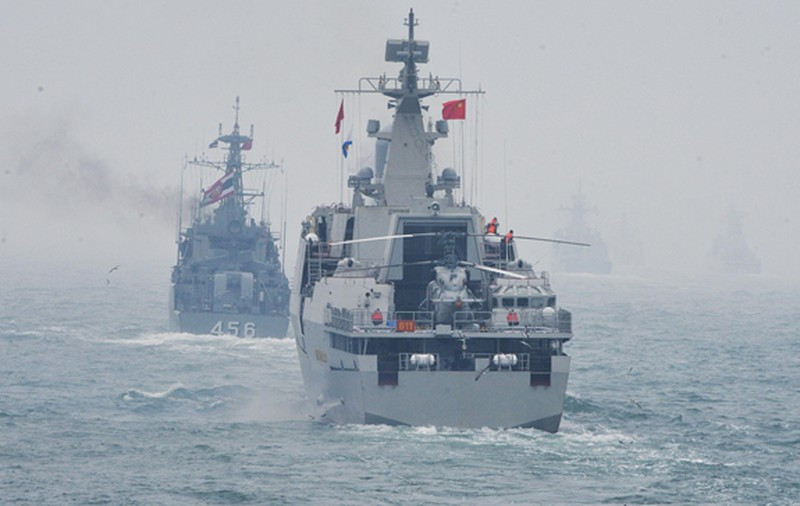 Nhưng việc kết hợp cả nhiều phương pháp trinh sát/cảnh báo phát hiện sớm và chỉ thị mục tiêu trên biển sẽ giúp nâng cao hơn nữa tỉ lệ thành công trong phát bắn cũng như tầm bao phủ rộng lớn trên biển. Khi mà lực lượng tàu chiến mặt nước trang bị tên lửa chống hạm của ta còn hạn chế, chưa thể hoạt động rộng khắp thì sự có mặt của các tàu cảnh giới/trinh sát là một điều vô cùng quý giá hỗ trợ hơn nữa cho lực lượng ta tác chiến đạt hiệu quả cao. Ảnh: Trực thăng Ka-28 trên tàu Gepard 3.9 trong một cuộc diễn tập Hải quân Quốc tế.