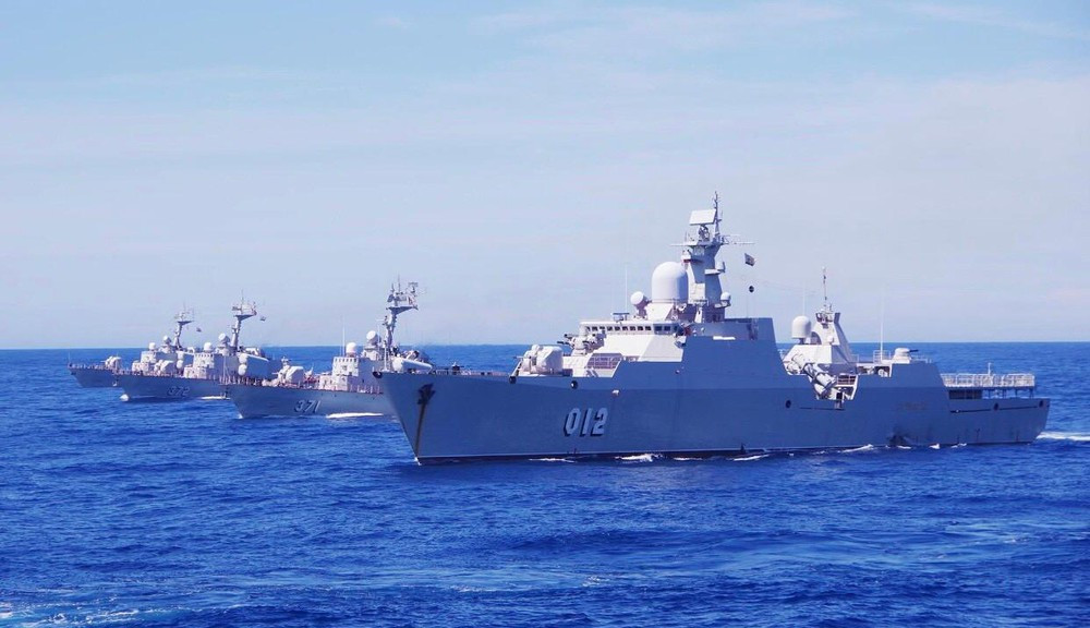 Do đó, kể từ năm 2012, Viện Kỹ thuật Hải quân đã xây dựng được hệ thống chỉ thị mục tiêu cơ động cho tên lửa đối hải từ tàu chiến của Hải quân ta công kích tàu mặt nước kẻ thù một cách hiệu quả. Đây là một bước phát triển quan trọng giúp vươn xa tầm quan sát cũng như tầm bắn của lực lượng tác chiến ta trên biển. Ảnh: Biên đội tàu chiến Việt Nam thực hành huấn luyện dàn hàng ngang sẵn sàng công kích.