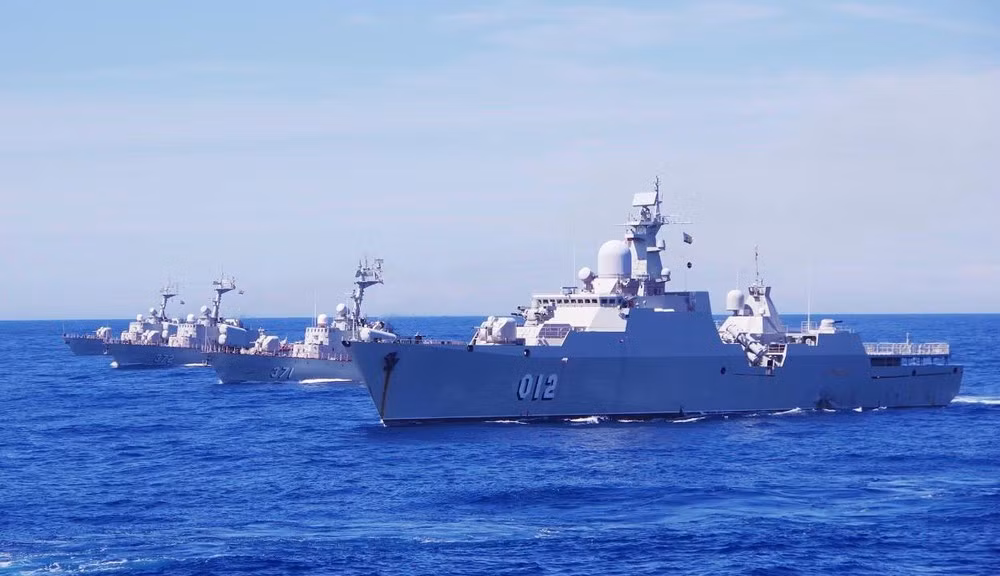 Do đó, kể từ năm 2012, Viện Kỹ thuật Hải quân đã xây dựng được hệ thống chỉ thị mục tiêu cơ động cho tên lửa đối hải từ tàu chiến của Hải quân ta công kích tàu mặt nước kẻ thù một cách hiệu quả. Đây là một bước phát triển quan trọng giúp vươn xa tầm quan sát cũng như tầm bắn của lực lượng tác chiến ta trên biển. Ảnh: Biên đội tàu chiến Việt Nam thực hành huấn luyện dàn hàng ngang sẵn sàng công kích.