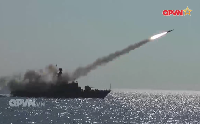 Phải nói rằng, bằng trí sáng tạo cũng như tinh thần nhiệt huyết với Quân đội, hệ thống chỉ thị mục tiêu của Viện Kỹ thuật Hải quân là một loại phương tiện hỗ trợ vô cùng đắc lực cho Quân đội ta, giải quyết hiệu quả những khó khăn trước mắt về việc thiếu thốn trang bị kỹ thuật, lại đảm bảo về giá thành sản xuất, tự chủ được thiết kế cũng như giữ bí mật tuyệt đối với thông số của khí tài. Ảnh: Tàu tên lửa 12418 Molniya thực hành công kích tên lửa trên biển.