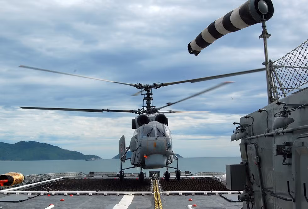 Trước đó, các tàu hộ vệ tên lửa Gepard 3.9 Việt Nam cũng đã được trang bị máy bay trực thăng Kamov Ka-28. Trực thăng ngoài nhiệm vụ săn ngầm chuyên dụng còn có thể sử dụng làm máy bay trinh sát phát hiện sớm mục tiêu để thông tin cho tàu chiến của ta hiệu quả. Dù vậy, với tầm hoạt động của trực thăng không thể có được khả năng thực hiện hiệm vụ xa và lâu dài như trên máy bay cảnh báo sớm cánh cố định.