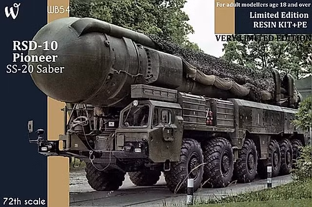 Tên lửa SS-20 Saber là ký hiệu của NATO, tên chính của tên lửa là Pioneer (Người tiên phong) hay RSD-10 (mật danh), đây là loại tên lửa đạn đạo tầm trung (IRBM) do Viện Công nghệ Nhiệt Moscow phát triển. Ảnh: Tên lửa tầm trung SS-20 Saber - Nguồn: Wikipedia.