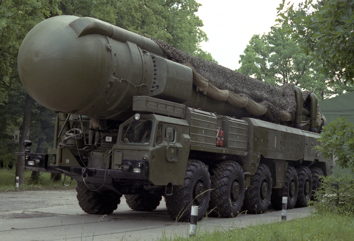 Tên lửa SS-20 được phóng từ bệ phóng tự hành (TEL), cho phép di chuyển dễ dàng và có thể được triển khai từ bất kỳ trận địa nào mà xe có thể cơ động đến. Ảnh: Tên lửa SS-20 Saber - Nguồn: Wikipedia.