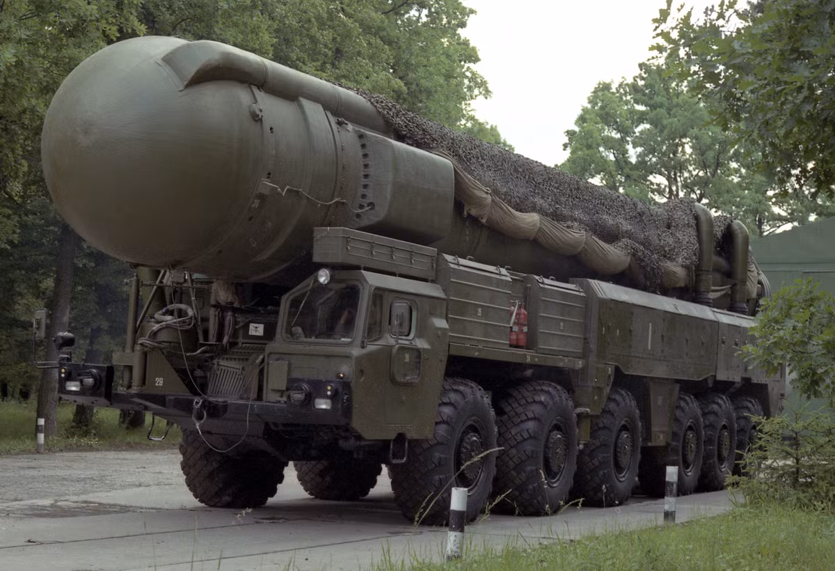 Tên lửa SS-20 được phóng từ bệ phóng tự hành (TEL), cho phép di chuyển dễ dàng và có thể được triển khai từ bất kỳ trận địa nào mà xe có thể cơ động đến. Ảnh: Tên lửa SS-20 Saber - Nguồn: Wikipedia.