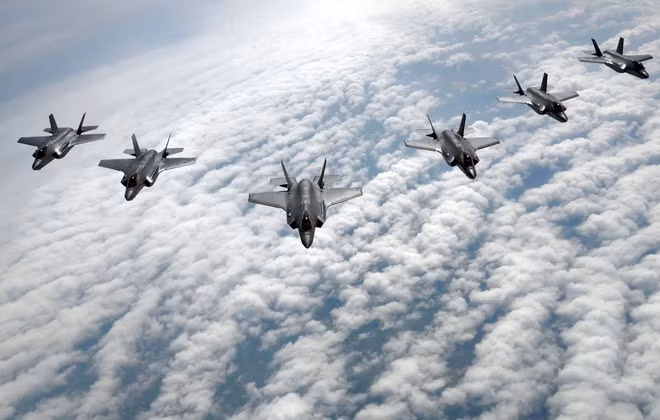 Do vậy, khi hợp đồng giao F-35B cho Không quân nước này hoàn tất (năm 2026), sau năm 2030, không quân Singapore sẽ thay thế toàn bộ số F-16 (ba phi đội bằng 60 máy bay), bằng số lượng F-35A và một số lượng máy bay không người lái vũ trang (UCAV), theo mô hình của Không quân Australia.