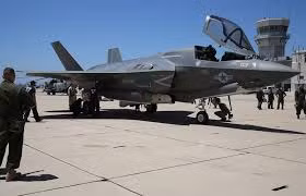 Hợp đồng mua F-35B lần này của Singapore, trái ngược với hợp đồng mua 20 máy bay F-15 vào năm 2005; nhưng có thể hiểu được tâm lý của các nhà lãnh đạo Singapore, thời điểm họ mua F-15, loại máy bay này đã đưa vào sử dụng 30 năm; trong khi hiện nay, chỉ có một số ít quốc gia, mới khai thác phiên bản F-35A, còn F-35B vẫn trong giai đoạn khai thác thử nghiệm; đây có thể là chìa khóa giải thích việc thận trọng của lãnh đạo Singapore.