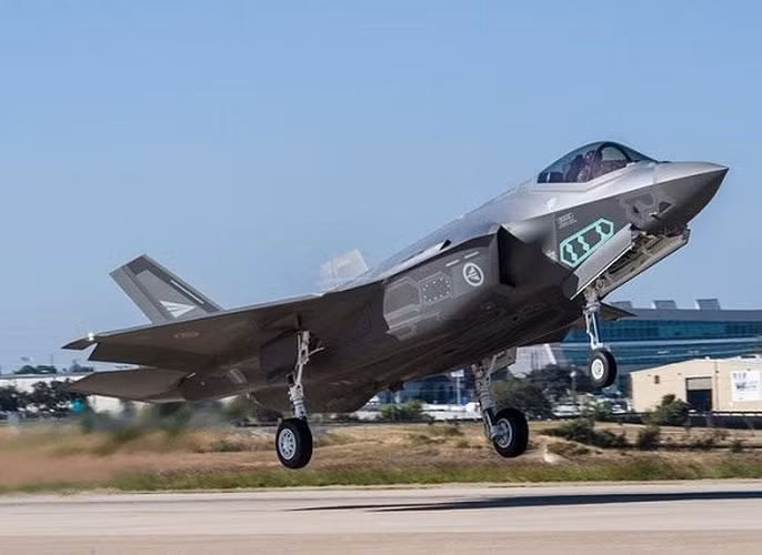 Với khả năng cất, hạ cánh đường băng ngắn (STOVL) của F-35B, có nghĩa là nó sẽ có thể sử dụng những con đường thậm chí ngắn hơn như đường băng tạm thời, có thể cất cánh từ khoảng cách ngắn tới 170 mét.