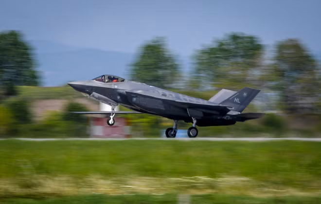 Trong tương lai, F-35B có thể vẫn là sự lựa chọn cho Không quân Singapore; nhưng rất có thể, phiên bản F-35A có giá rẻ hơn sẽ được xem xét, để thay thế phi đội F-16 đã dần hết niên hạn sử dụng.