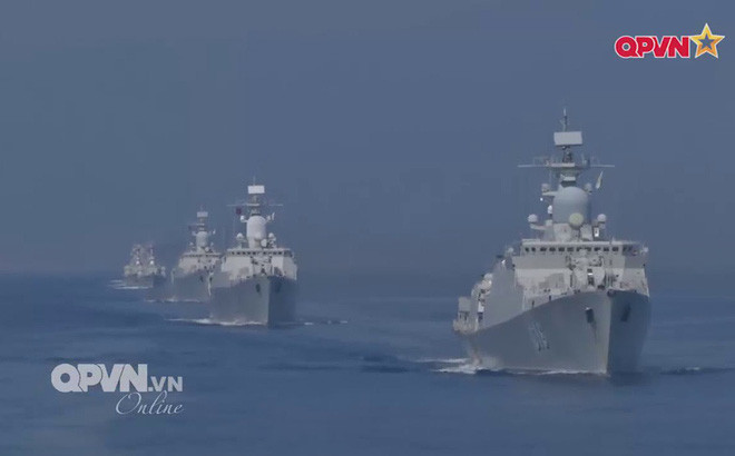 Và hiện nay, sau 20 năm Lữ đoàn 162 được quan tâm đầu tư, với những vốn liếng phải nói là đáng gờm. Đơn vị đã đưa vào trang bị, biên chế tổng cộng 4 tàu hộ vệ tên lửa Gepard 3.9, 2 tàu tên lửa tấn công nhanh 12418 Molniya, tàu tên lửa tấn công nhanh BPS-500 bên cạnh 4 tàu tên lửa 1241RE có sẵn trước đó. Có thể nói rằng, Lữ đoàn 162 chính là nắm đấm thép chủ lực trên biển của Hải quân Việt Nam hiện nay, là đơn vị sở hữu đội tàu mặt nước mạnh mẽ nhất và thuộc Top trong khu vực. Ảnh: Biên đội tàu của Lữ đoàn 162 huấn luyện tác chiến trên biển.