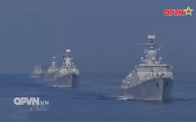 Và hiện nay, sau 20 năm Lữ đoàn 162 được quan tâm đầu tư, với những vốn liếng phải nói là đáng gờm. Đơn vị đã đưa vào trang bị, biên chế tổng cộng 4 tàu hộ vệ tên lửa Gepard 3.9, 2 tàu tên lửa tấn công nhanh 12418 Molniya, tàu tên lửa tấn công nhanh BPS-500 bên cạnh 4 tàu tên lửa 1241RE có sẵn trước đó. Có thể nói rằng, Lữ đoàn 162 chính là nắm đấm thép chủ lực trên biển của Hải quân Việt Nam hiện nay, là đơn vị sở hữu đội tàu mặt nước mạnh mẽ nhất và thuộc Top trong khu vực. Ảnh: Biên đội tàu của Lữ đoàn 162 huấn luyện tác chiến trên biển.