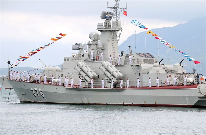 Tàu tên lửa tấn công nhanh 12418 Molniya là phiên bản nâng cấp của tàu 1241RE, với việc thay thế 2x4 tên lửa P-20M bằng 4 bệ phóng KT-184 với 16 tên lửa chống hạm Kh-35 hiện đại. Tàu có lượng giãn nước hơn 400 tấn, có khả năng tác chiến hiệp đồng biên đội hoặc độc lập tác chiến với vũ khí vô cùng mạnh mẽ, có thể nói là tàu mặt nước có năng lực chống hạm khủng nhất Hải quân Việt Nam hiện nay. Ngoài 2 tàu tại Lữ đoàn 162, Việt Nam cũng đang có 6 tàu 12418 Molniya khác biên chế cho Vùng 2 Hải quân. Ảnh: Tàu 12418 Molniya của Vùng 4 Hải quân trong một lễ duyệt binh.