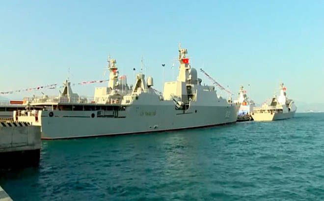 Hai tàu hộ vệ tên lửa Gepard 3.9 mang số hiệu 011 và 012 thuộc cặp đầu tiên đã được bàn giao đầy đủ từ năm 2013, sau đó Hải quân ta tiếp tục đặt mua cặp Gepard 3.9 thứ hai mang số hiệu 015 và 016 cũng đã được bàn giao đầy đủ từ năm 2018. Hai tàu cặp sau bên cạnh việc sở hữu những sức mạnh vượt bậc như hai tàu đầu tiên đã được nâng cấp thêm để có thể mang sonar và ngư lôi hạng nặng cỡ 533mm chuyên biệt cho nhiệm vụ săn ngầm. Ảnh: Biên đội 4 tàu Gepard 3.9 của Hải quân Việt Nam đậu tại Quân cảng Vùng 4.