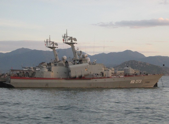 Sau chiến dịch CQ-88, Hải quân Việt Nam đã nhận thấy rằng mình thiếu tàu tên lửa mạnh mẽ có thể tác chiến ở quần đảo Trường Sa, trong khi các tàu tên lửa tấn công nhanh Osa II (đề án 205) ta có trước đó không đủ sức vươn tới khu vực này. Năm 1996, Việt Nam đã chính thức tiếp nhận các tàu tên lửa tấn công nhanh 1241RE có lượng giãn nước hơn 400 tấn, trang bị 4 tên lửa chống hạm P-20M tầm bắn 80km. Sang đến những năm 2000, Hải quân ta đã nhận đủ 4 chiếc loại này và biên chế về cho Lữ đoàn 162 đóng tại cảng Vùng 4 Hải quân. Ảnh: Tàu tên lửa tấn công nhanh 1241RE của Hải quân Việt Nam.