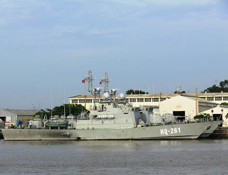 Cùng với đó, sau năm 2000 ta cũng tiếp nhận một số tàu pháo lớp Svetlyak . Đây là các tàu pháo hiện đại lần đầu tiên được Việt Nam nhập khẩu từ Nga với hợp đồng ký kết cuối những năm 1990. Tàu nhiệm vụ tuần tra lãnh hải nước ta, hộ tống, yểm trợ đội tàu đổ bộ, bảo vệ căn cứ trước các cuộc tấn công của đối phương. Sau năm 2012, Việt Nam đã nhận đủ 4 chiếc loại này, do ta đã có thể tự đóng loại tàu pháo TT-400TP có tính năng tương đương thậm chí vượt trội Svetlyak nên ta đã không nhập khẩu thêm chiếc nào. Ảnh: Tàu pháo Svetlyak của Hải quân Việt Nam.