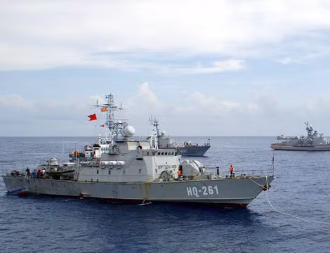 Các tàu Svetlyak cặp đầu tiên ban đầu được biên chế về cho Lữ đoàn 162 Vùng 4 Hải quân để phối hợp tác chiến cùng biên đội tàu tên lửa. Tuy nhiên sau đó, do đã có sự bổ sung từ số lượng lớn các tàu tên lửa mới, cặp tàu pháo Svetlyak đã được thuyên chuyển về cho Vùng 1 Hải quân tiếp nhận và huấn luyện, chiến đấu. Ảnh: Tàu Svetlyak tác chiến cùng biên đội tàu tên lửa lúc còn trong biên chế Lữ đoàn 162.