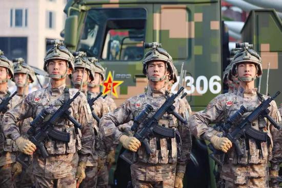 Mới đây Trung Quốc đưa vào trang bị mẫu súng bộ binh mới QBZ-191, và lực lượng lính dù cũng được trang bị loại súng này với phiên bản nòng ngắn các-bin; có lẽ đây sẽ là mẫu súng bộ binh phù hợp cho lực lượng lính dù nước này, khi có chiều dài phù hợp và sử dụng nhiều vật liệu composite giúp giảm đáng kể trọng lượng của súng. Ảnh: Lính Trung Quốc với tiểu liên QBZ-191 - Nguồn: Sina