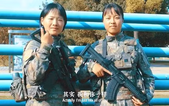 Mẫu QBZ-191 giành cho lính dù có chiều dài nòng 267 mm, tầm bắn hiệu quả khoảng 300 m, tốc độ bắn đến 750 phát/phút; báng súng có thể gập lại, thuận lợi trong quá trình di chuyển. Ảnh: Lính dù Trung Quốc với tiểu liên QBZ-191 - Nguồn: Sina