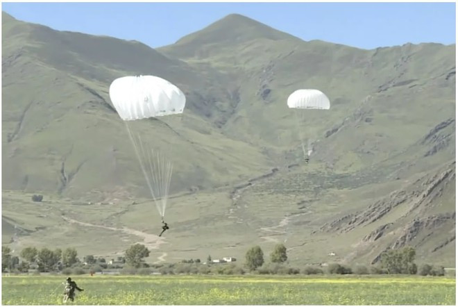 Với các phân đội đổ bộ đường không (ĐBĐK) bằng dù, ưu điểm là máy bay có thể vận chuyển với quãng đường rất xa đến hàng nghìn km, số lượng lớn trong một đợt đổ bộ (vài trăm quân một đợt); nhược điểm là trang bị vũ khí mang theo không được nhiều. Những vũ khí cồng kềnh không phải là trang bị của lính dù. Ảnh: Lính dù Trung Quốc huấn luyện nhảy dù trên cao nguyên Tây Tạng - Nguồn: Chụp màn hình SCMP