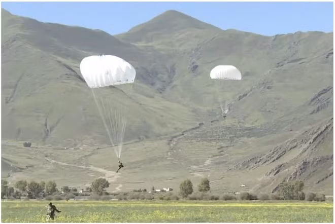 Với các phân đội đổ bộ đường không (ĐBĐK) bằng dù, ưu điểm là máy bay có thể vận chuyển với quãng đường rất xa đến hàng nghìn km, số lượng lớn trong một đợt đổ bộ (vài trăm quân một đợt); nhược điểm là trang bị vũ khí mang theo không được nhiều. Những vũ khí cồng kềnh không phải là trang bị của lính dù. Ảnh: Lính dù Trung Quốc huấn luyện nhảy dù trên cao nguyên Tây Tạng - Nguồn: Chụp màn hình SCMP