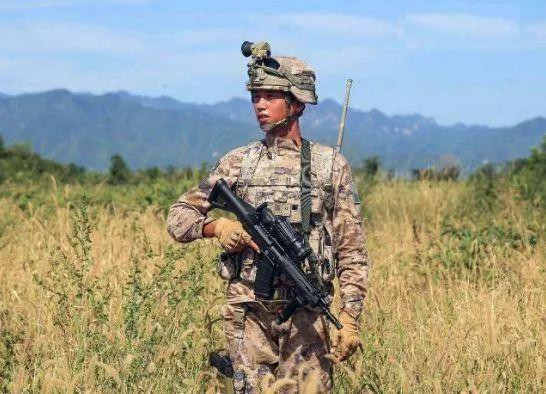 Khẩu QBZ-191 có tầm bắn tốt hơn nhiều so với khẩu QBZ-95; mẫu súng trước đó không lâu, Trung Quốc từng tung hô nó lên tận mây xanh; khẩu QBZ-191 được thiết kế theo hình dạng cổ điển, có nhiều ray Picatinny để lắp các phụ kiện với các chức năng khác nhau, tùy theo nhu cầu trong cận chiến. Ảnh: Lính dù Trung Quốc với tiểu liên QBZ-191 - Nguồn: Sina