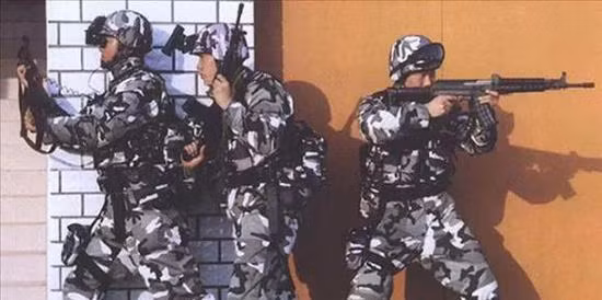 Nhưng một số lượng Type-87 và 87A đã được sản xuất và được trang bị cho lính dù; do số lượng lính dù của Trung Quốc khi đó vẫn là "hàng hiếm", nên số lính dù được trang bị 100% loại súng này. Ảnh: Lính dù Trung Quốc với tiểu liên 87A - Nguồn: Sina