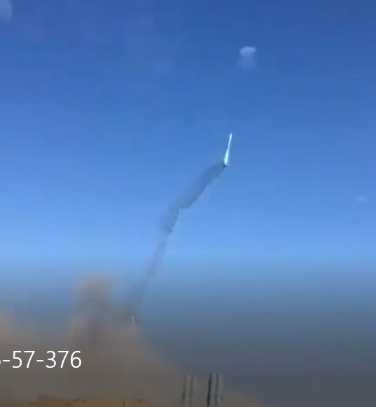 Trong ảnh, quả tên lửa S-400 Triumf sau khi rời bệ phóng bằng cơ cấu phóng lạnh đã không thể kích hoạt động cơ chính khiến đạn mất kiểm soát và rơi trở lại mặt đất.