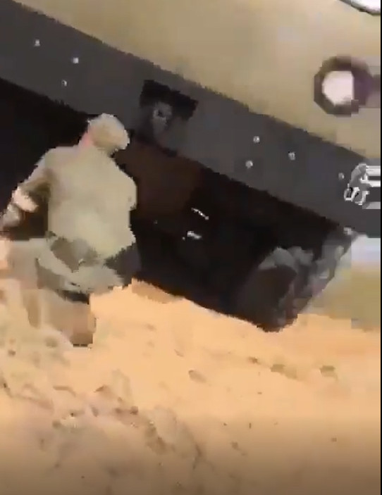 …nhưng đoạn video cho thấy sự cố khiến các binh sĩ khẩu đội tên lửa S-400 chạy tán loạn, một số vội chui thẳng vào các gầm xe tải trú ẩn vì lo sợ đạn hỏng sẽ phát nổ.