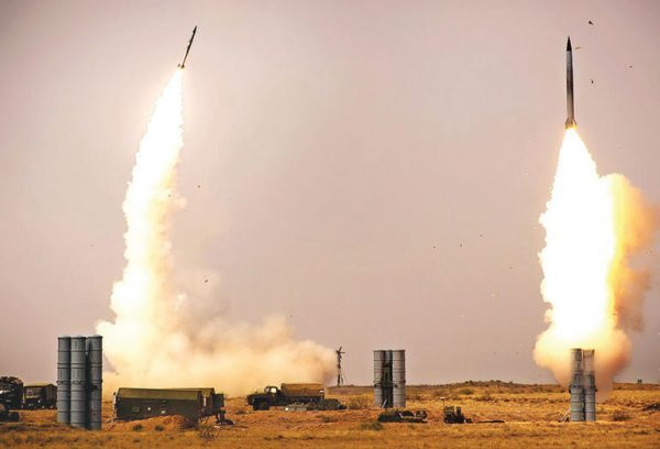 "Vụ phóng tên lửa S-400 suýt chút nữa đã kết thúc trong tai nạn thảm khốc. Đoạn video được cho là quay cách đây 2 ngày trong cuộc tập trận Kavkaz-2020 tại thao trường Ashuluk ở vùng Astrakhan", nguồn tin cho hay.