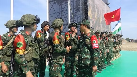 Như vậy, có thể thấy rằng, mẫu xe thiết giáp chở quân bánh lốp BTR-82A là một mẫu xe vô cùng hiện đại, với nhiều tính năng ưu việt, vượt trội. Hi vọng các đội tuyển tham gia thi đấu của ta tại Army Games 2020 năm nay được tiếp nhận xe BTR-82A sẽ nhanh chóng làm chủ khí tài, từ đó sử dụng xe nhằm đạt kết quả cao nhất, mang vinh quang về cho Tổ quốc. Ảnh: Đội tuyển Công binh Việt Nam tại lễ trao giải phần thi “Lộ trình an toàn”.