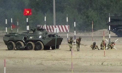 Mặc dù vậy, trước đó, vào kỳ Hội thao Army Games 2019 vừa qua, Đội tuyển công binh Việt Nam tham dự nội dung thi “Lộ trình an toàn” đã lần đầu tiên sử dụng xe thiết giáp BTR-82 và vận hành rất thành thục, kết quả đạt giải ba toàn đoàn dẫu cho trước đó chỉ có một thời gian cực kỳ ngắn để làm quen với khí tài. Ảnh: Đội công binh xung kích Việt Nam thực hiện mở đường trong nội dung thi “Lộ trình an toàn” vào Army Games 2019 phối hợp cùng xe thiết giáp BTR-82A.
