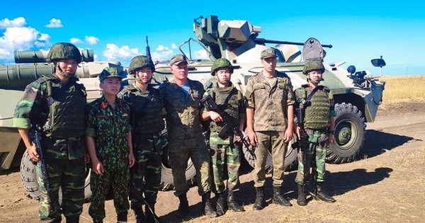 Có thể nói, dẫu sao việc vận hành thiết giáp BTR-82A đối với Đội tuyển công binh vẫn sẽ dễ dàng hơn so với Đội tuyển tham gia nội dung thi “Bầu trời quang đãng” do các chiến sĩ công binh đã đúc rút được nhiều kinh nghiệm từ cuộc thi trước, đồng thời có thời gian huấn luyện trong nước bài bản, giáo trình và thao trường sát với tình huống thi thực tế, trong khi các thành viên của Đội thi “Bầu trời quang đãng” lại là các lưu học sinh quân sự tại Nga, chưa có nhiều kinh nghiệm vận hành vũ khí, kể cả vũ khí cá nhân như súng AK-12 hiện đại. Ảnh: Các thành viên Đội thi “Bầu trời quang đãng” chụp ảnh với sĩ quan hướng dẫn Nga cạnh chiếc BTR-82A.