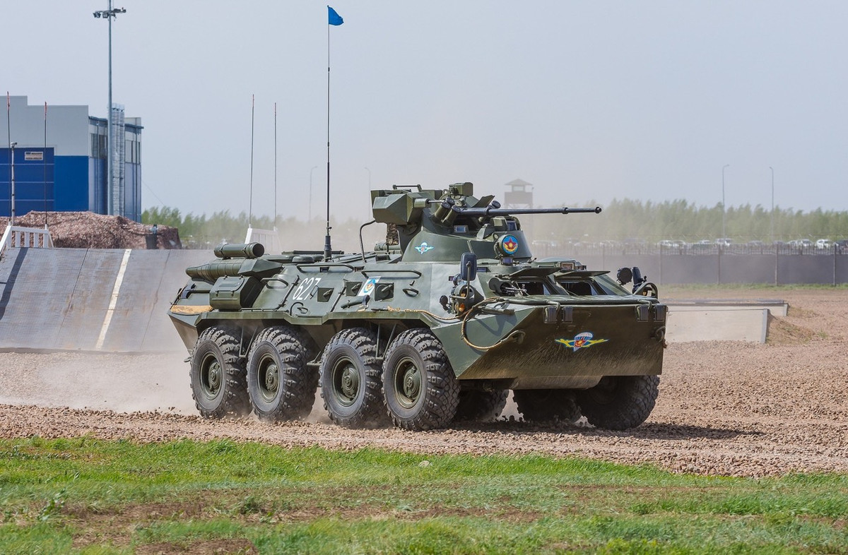 Vũ khí chính của xe là một tháp pháo tự động 2A72 cỡ nòng 30mm có tốc độ bắn 600 phát/phút, tầm bắn hiệu quả 4.000m, sơ tốc đầu đạn 1.005m/s, cơ số đạn dự trữ 500 viên có thể dùng nhiều loại như đạn xuyên giáp, đạn nổ phá mảnh, đạn vạch đường,… cùng một súng máy đồng trục PKTM cỡ nòng 7.62mm với cơ số đạn 3.000 viên. Tháp pháo tích hợp hệ thống ổn định, các hệ thống kính ngắm quan sát ngày/đêm mới, cùng 3x2 ống phóng lựu đạn khói ngụy trang cỡ 81mm, góc nâng hạ nòng pháo từ -7 độ cho đến +70 độ. Ảnh: Xe thiết giáp BTR-82A của Lực lượng đổ bộ đường không Nga (VDV).