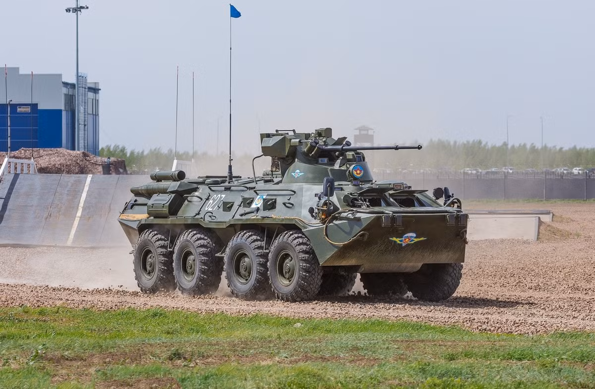 Vũ khí chính của xe là một tháp pháo tự động 2A72 cỡ nòng 30mm có tốc độ bắn 600 phát/phút, tầm bắn hiệu quả 4.000m, sơ tốc đầu đạn 1.005m/s, cơ số đạn dự trữ 500 viên có thể dùng nhiều loại như đạn xuyên giáp, đạn nổ phá mảnh, đạn vạch đường,… cùng một súng máy đồng trục PKTM cỡ nòng 7.62mm với cơ số đạn 3.000 viên. Tháp pháo tích hợp hệ thống ổn định, các hệ thống kính ngắm quan sát ngày/đêm mới, cùng 3x2 ống phóng lựu đạn khói ngụy trang cỡ 81mm, góc nâng hạ nòng pháo từ -7 độ cho đến +70 độ. Ảnh: Xe thiết giáp BTR-82A của Lực lượng đổ bộ đường không Nga (VDV).