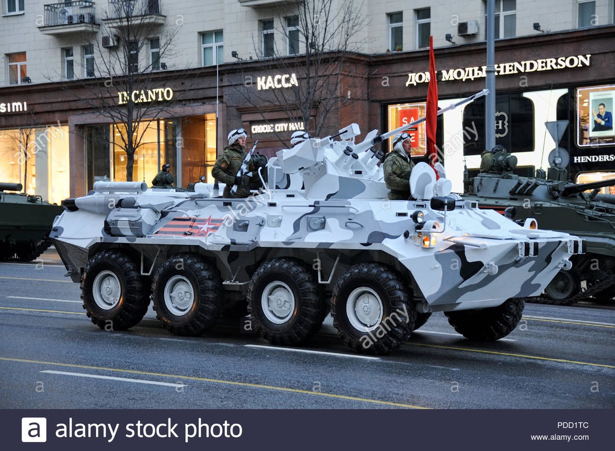 BTR-82A trang bị một động cơ turbo diesel Kamaz 740.14-300 có công suất 300 mã lực, giúp xe có thể đạt vận tốc tối đa tới 100km/h trên đường bằng phẳng và tầm hoạt động 600km. Các thành phần truyền động cho bánh xe cũng được nâng cấp để đảm bảo xe có thể cơ động tốt trên các loại địa hình gồ ghề. Ảnh: Xe thiết giáp BTR-82A của Quân đội Nga với màu sơn dành cho tác chiến khu vực hàn đới.