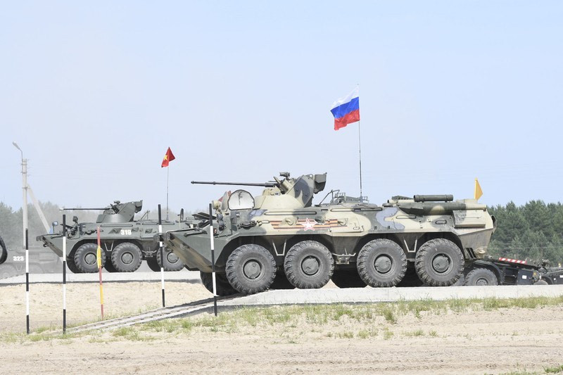 Xe có chiều dài 7.65m, rộng 2.9m, cao 2.8m, trọng lượng 14.500kg, có kíp lái 3 người và có thể chở theo tối đa 7 binh sĩ với trang bị đầy đủ. Carbin xe được thay thế bằng ghế ngồi kiểu mới cũng như bổ sung hệ thống điều hòa nhiệt độ nhằm mang lại sự thoải mái và tiện lợi hơn cho người trong xe. Ảnh: Xe BTR-82A của Đội tuyển Nga và Việt Nam tại phần thi “Lộ trình an toàn” - Army Games 2019.