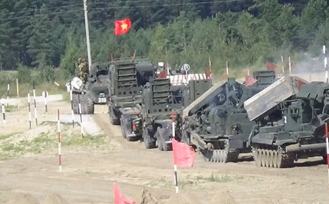 Xe thiết giáp chở quân bánh lốp 8x8 BTR-82A (APC) là bản nâng cấp hiện đại mới nhất của dòng xe thiết giáp BTR-80 từ thời Liên Xô do Nga phát triển. Nguyên mẫu đầu tiên của xe được công bố từ tháng 12/2009 và đến năm 2013 thì chính thức đưa vào sản xuất để phục vụ biên chế cho Quân đội Nga. Ngoài ra, Kazakhstan và Azerbaijan cũng đã nhập khẩu mẫu xe bọc thép mới này. Ảnh: Đoàn xe đặc chủng của Đội tuyển công binh Việt Nam với xe chuyên dụng IMR-2M, xe lưỡi ủi BAT, xe bắc cầu cứng TMM và xe thiết giáp BTR-82A.