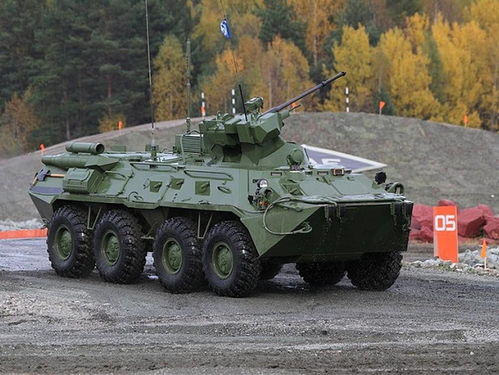 BTR-82A cũng có khả năng bơi nhờ chuyển động lốp với tốc độ khoảng 15km/h. Binh sĩ có thể cơ động di chuyển ra khỏi xe từ các cửa nóc và cửa hai bên hông, giúp có thể triển khai quân nhanh chóng và hạn chế nhược điểm đổ quân từ nóc, rất dễ bị tổn thương bởi hỏa lực đối phương như trên BTR-60PB. Ảnh: Xe bọc thép BTR-82A thao diễn.