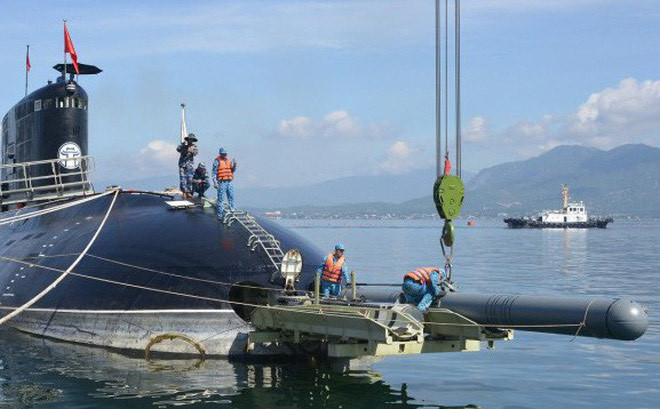 Viện cũng đã thực hiện chế tạo thành công cảm biến để làm chủ một số công nghệ giám sát chuyên ngành trên tàu ngầm Kilo 636. Đây cũng là bước quan trọng trong việc làm chủ hoàn toàn thiết kế tàu ngầm cỡ lớn của nước ngoài, qua đó có thể học tập, đúc rút, tích luỹ những kinh nghiệm quý báu trong quá trình vận hành tàu ngầm Kilo cũng như có thể áp dụng lên thiết kế tàu ngầm tự chủ của ta sau này. Ảnh: Nạp đạn cho tàu ngầm Kilo 636 của Lữ đoàn 189 - Nguồn: Báo Hải quân Việt Nam